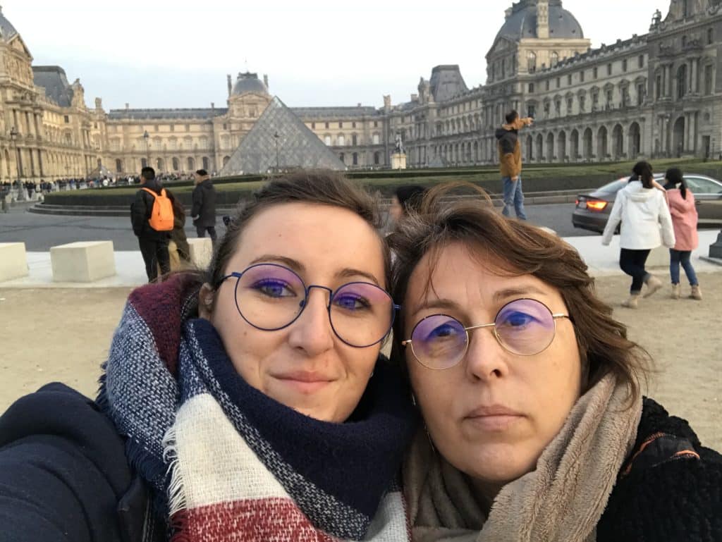 Mère Fille Le Louvre - Paris